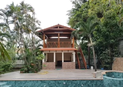 Apatam bois en bord de piscine, aménagement extérieur ACOBAT en Zone 4