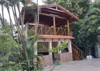 Charpente et escalier de l'apatam bois réalisé par ACOBAT en Zone 4