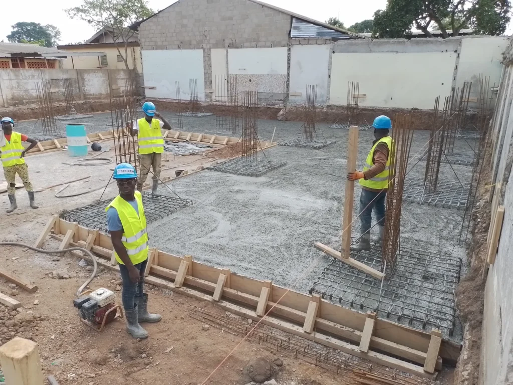 Coffrage et ferraillage de la dalle, chantier ACOBAT à Bouaké