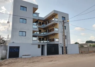 Immeuble de bureaux R+3 construit par ACOBAT à Bouaké, Côte d'Ivoire