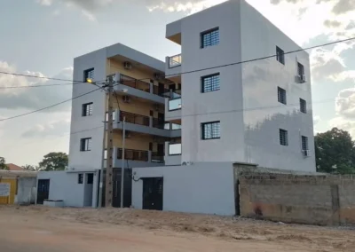 Façade de l'immeuble de bureaux de 1 000 m² livré par ACOBAT à Bouaké