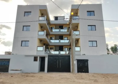 Vue d'angle de l'immeuble de bureaux R+3 de Bouaké, réalisation ACOBAT