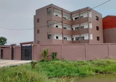 Immeuble R+3 de Grand-Bassam vu depuis la voie d'accès, réalisation ACOBAT