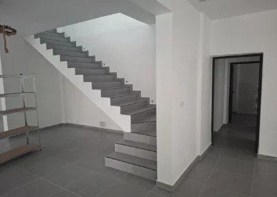 Escalier béton de l'immeuble de standing en Zone 4, réalisation ACOBAT