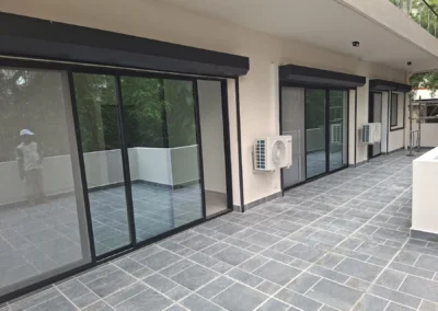 Baies vitrées et terrasse de l'immeuble de Zone 4, finitions ACOBAT
