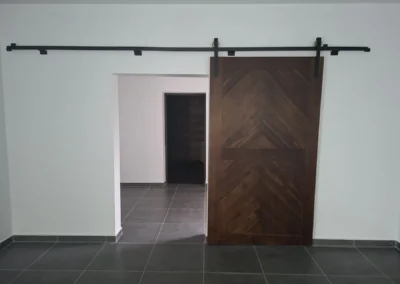 Porte coulissante et sol carrelé, immeuble de Zone 4 réalisé par ACOBAT