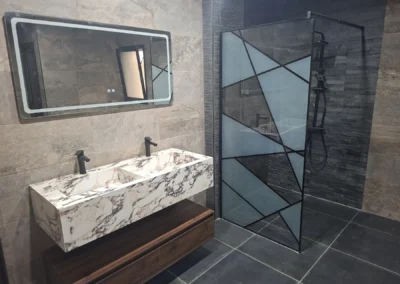 Salle de bain à double vasque, immeuble de standing ACOBAT en Zone 4