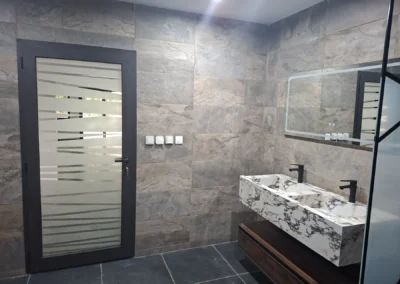 Verrière et vasque en marbre, finitions ACOBAT en Zone 4, Abidjan