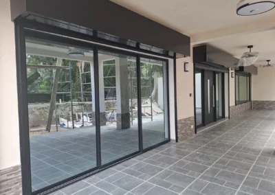 Coursive vitrée de l'immeuble de standing de Zone 4, réalisation ACOBAT