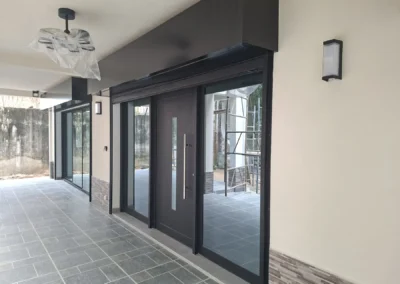 Séjour et menuiseries de l'immeuble de Zone 4, finitions ACOBAT
