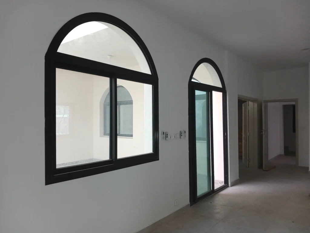 Baies cintrées et menuiseries noires, réalisation ACOBAT en Zone 4