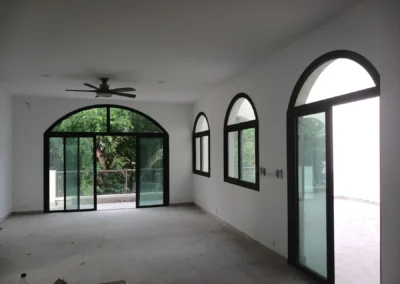 Séjour à arches et sol terrazzo, finitions ACOBAT en Zone 4, Abidjan