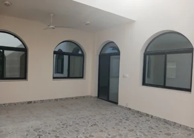 Pièce de vie à baies cintrées, finitions ACOBAT en Zone 4, Abidjan