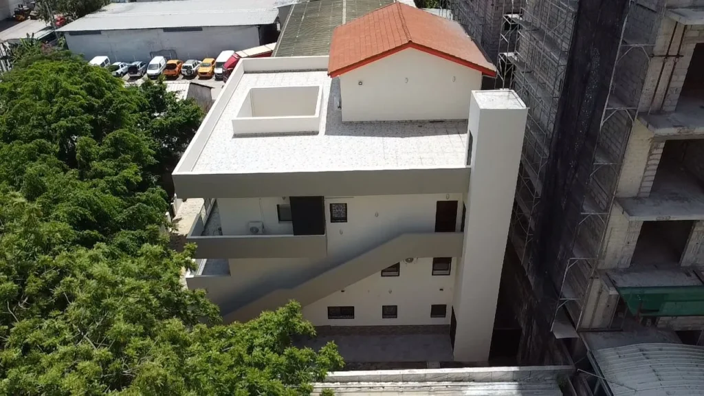 Vue aérienne de l'immeuble de Zone 4 en fin de chantier, ACOBAT