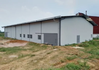 Usine agroalimentaire du PK 24 vue de l'extérieur, réalisation ACOBAT