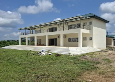 Façade de la villa principale de Gohounfla, chantier ACOBAT