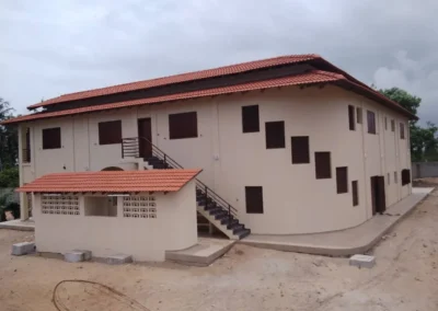 Façade et toiture tuile de la villa de Mondoukou, réalisation ACOBAT