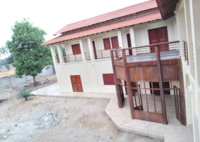 menuiseries bois de la villa de Mondoukou, finitions ACOBAT