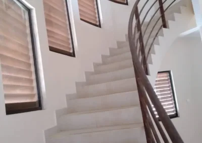 Escalier hélicoïdal à garde-corps métallique, villa ACOBAT à Mondoukou