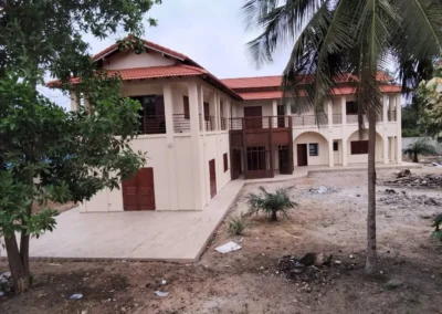Vue d'ensemble de la villa de Mondoukou construite par ACOBAT