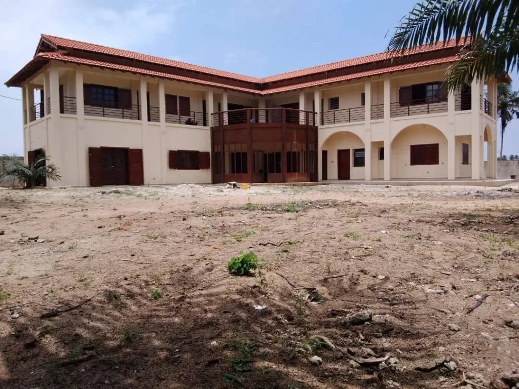 Façade complète de la villa de Mondoukou, réalisation ACOBAT