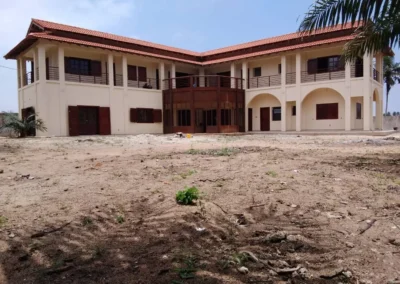 Façade complète de la villa de Mondoukou, réalisation ACOBAT