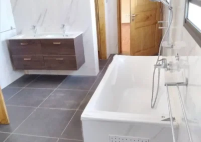 Salle de bain avec baignoire, villa ACOBAT à Mondoukou