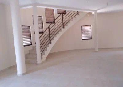 Séjour et escalier hélicoïdal de la villa de Mondoukou, ACOBAT